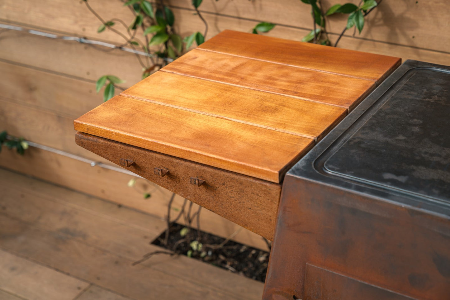 Adezz Damm Outdoor Fireplace & Plancha Grill | Corten Steel