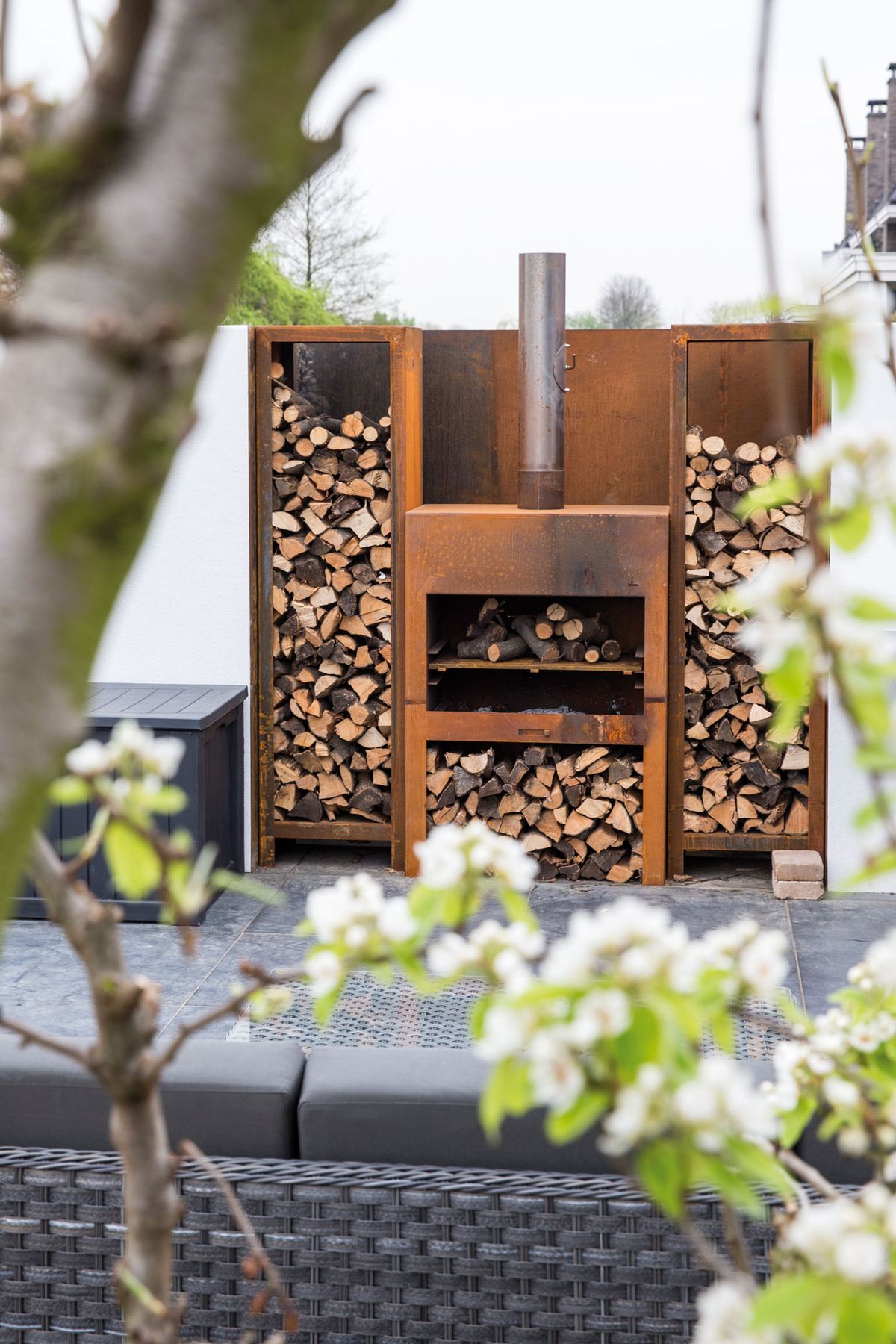 Adezz Enok Outdoor Fireplace | Coated or Corten Steel