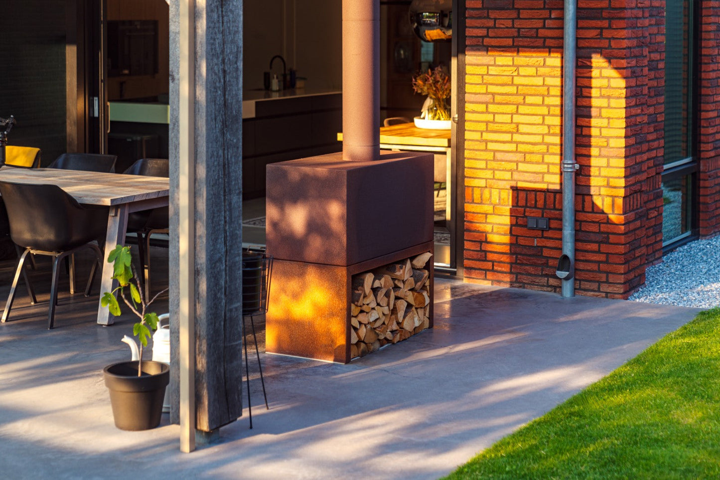 Adezz Enok Outdoor Fireplace | Coated or Corten Steel